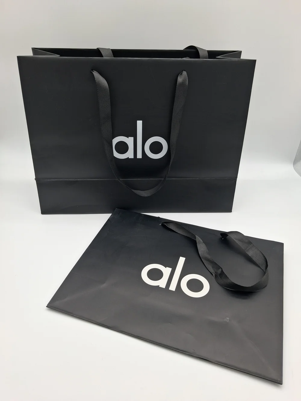 ALO Yoga Black Shopping Gift Bags Set of 2 Large & Oversized Ribbon Handles EUC